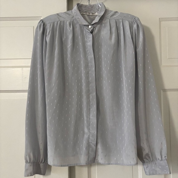 FEMININE DRESSY LIGHT GRAY WITH SHEEN BLOUSE AND IRIDESCENT WHITE BUTTONS SIZE 6 - Picture 6 of 11
